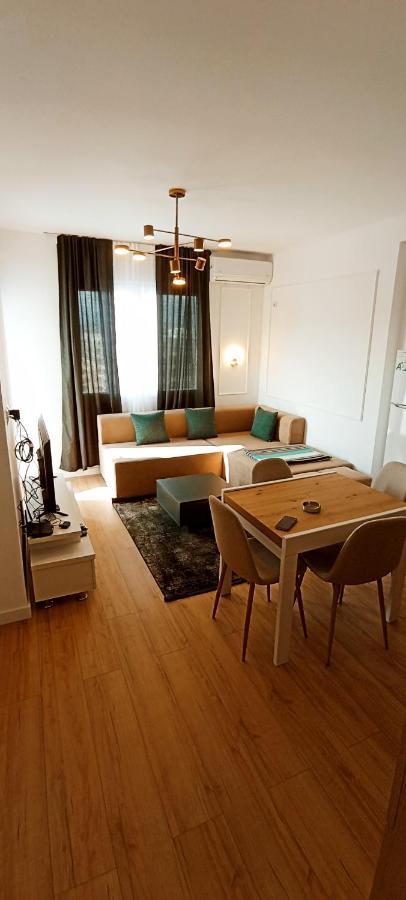 Old Train Apartment Tiran Dış mekan fotoğraf